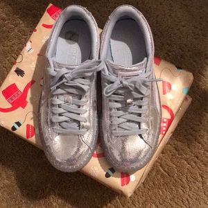 Woman’s Silver Puma Tennis Shoes Size 7